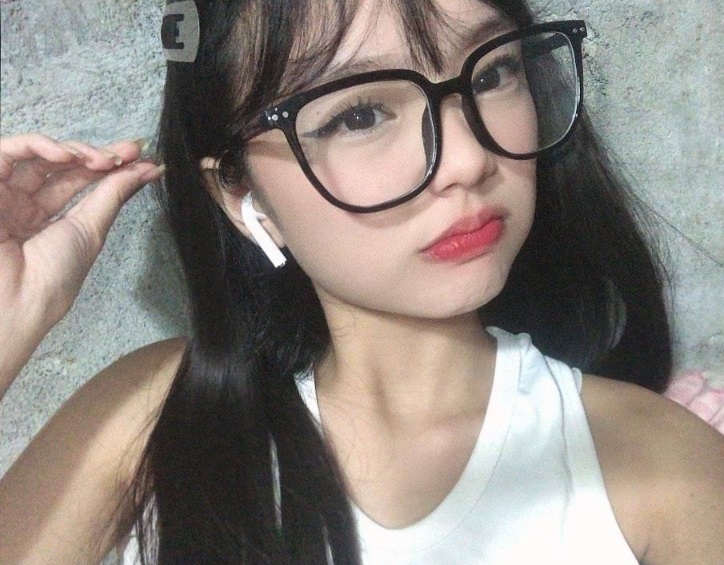 Sex Viet:Em Gái Kính Cận Xinh Đẹp Dâm Đãng Tự Sướng Lồn Non
